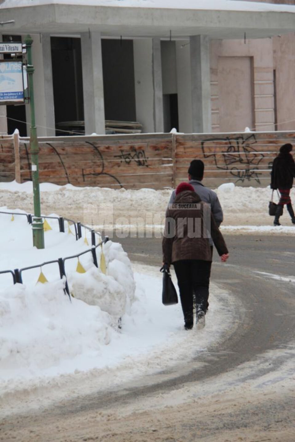 Ca să evite nămeții de pe trotuare, pietonii se deplasează pe partea carosabilă