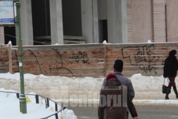 Ca să evite nămeții de pe trotuare, pietonii se deplasează pe partea carosabilă