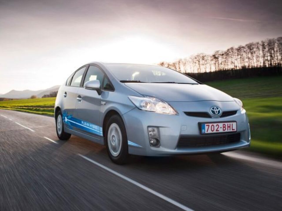 Toyota lansează Prius Plug-in Hybrid în România
