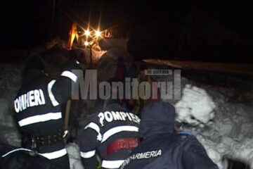 Zeci de oameni au muncit șase ore pentru a scoate din nămeți o bătrână supraponderală cardiacă