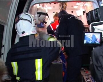 Zeci de oameni au muncit șase ore pentru a scoate din nămeți o bătrână supraponderală cardiacă