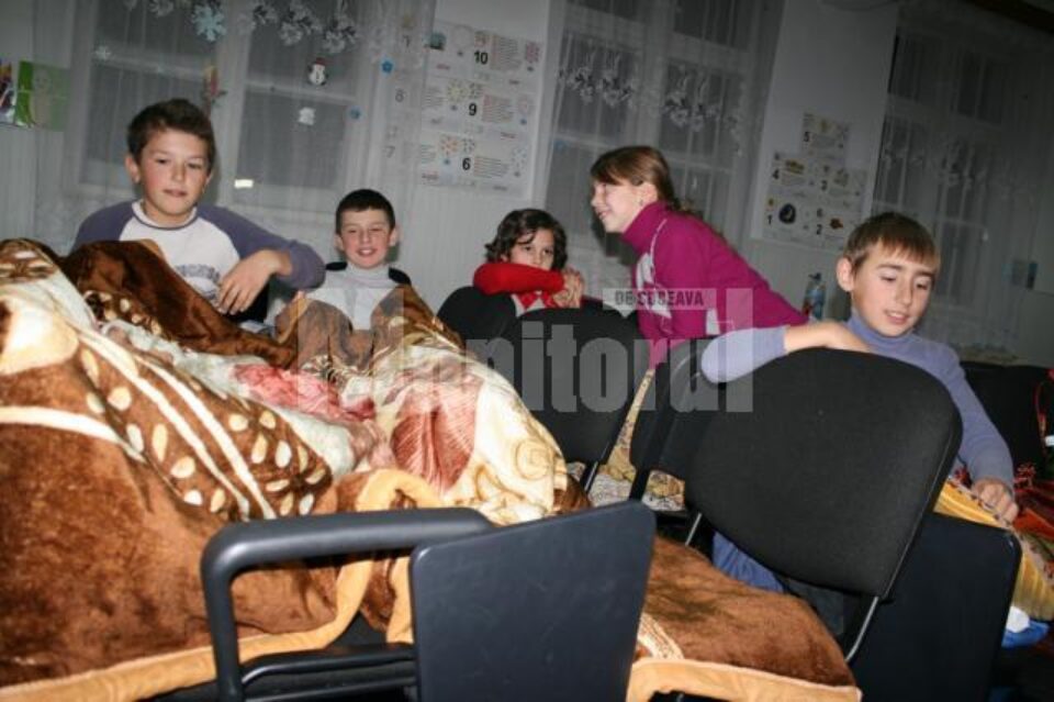 Copiii au fost bucuroși ca au dormit în sala de clasă