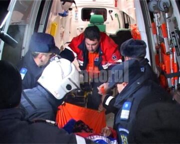Zeci de oameni au muncit șase ore pentru a scoate din nămeți o bătrână supraponderală cardiacă