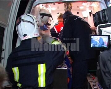Zeci de oameni au muncit șase ore în ger pentru ca ambulanța să ajungă la bătrâna bolnavă
