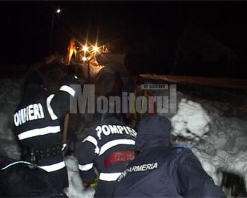 Zeci de oameni au muncit șase ore în ger pentru ca ambulanța să ajungă la bătrâna bolnavă