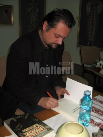 Radu Florian Bruja, oferind autografe
