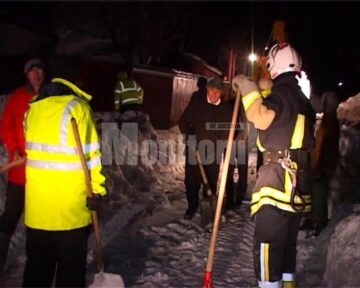 Zeci de oameni au muncit șase ore în ger pentru ca ambulanța să ajungă la bătrâna bolnavă