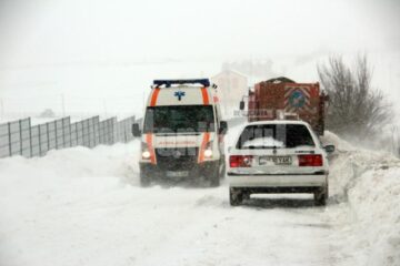 Viscolul a creat mari probleme, zeci de drumuri fiind închise circulației, și sute de familii rămânând fără energie electrică