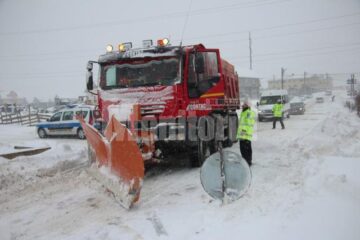 Viscolul a creat mari probleme, zeci de drumuri fiind închise circulației, și sute de familii rămânând fără energie electrică