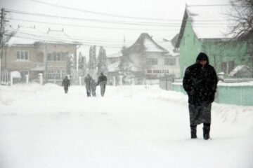 Viscolul a creat mari probleme, zeci de drumuri fiind închise circulației, și sute de familii rămânând fără energie electrică