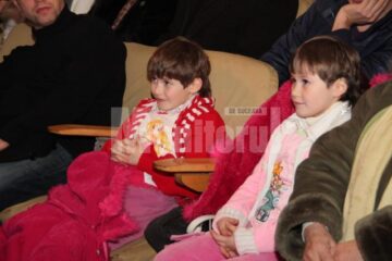 Ana-Maria și Cătălina Nedelcu, beneficiarele spectacolului caritabil
