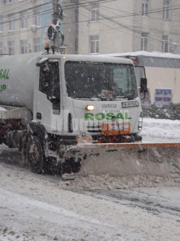 Viscolul a creat mari probleme, zeci de drumuri fiind închise circulației, și sute de familii rămânând fără energie electrică