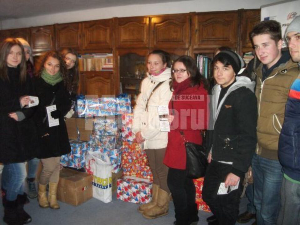 Elevii Colegiului „Alexandru cel Bun” au împărțit cadouri copiilor nevoiași
