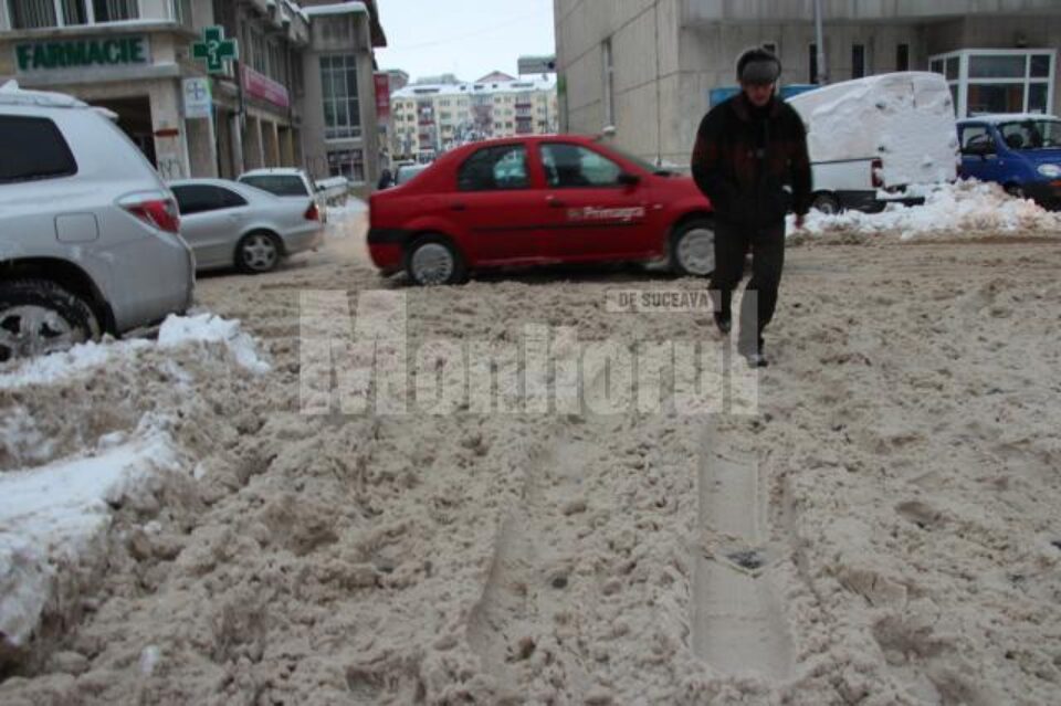 Străzi înzăpezite, pe care se circulă cu mare greutate