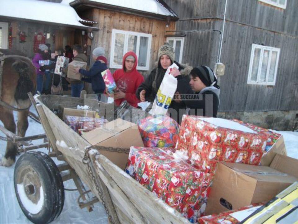 Elevii Colegiului „Alexandru cel Bun” au împărțit cadouri copiilor nevoiași