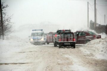 Dacă duminică erau înzăpezite 54 de drumuri comunale, ieri numărul acestora a ajuns la 72