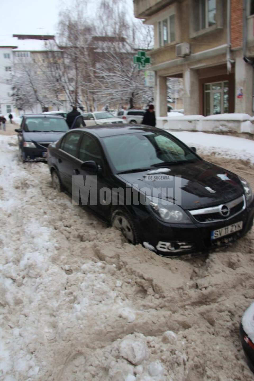 Străzi înzăpezite, pe care se circulă cu mare greutate
