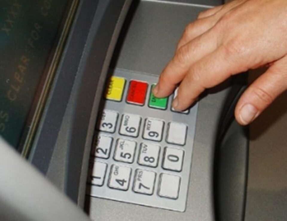 Cu excepția unui caz, când au furat 1.500 de lei, autorii au provocat doar distrugeri bancomatelor în încercarea de a scoate bani. Foto: ziarulatac.ro