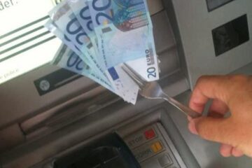 Cu excepția unui caz, când au furat 1.500 de lei, autorii au provocat doar distrugeri bancomatelor în încercarea de a scoate bani. Foto: ziarulatac.ro
