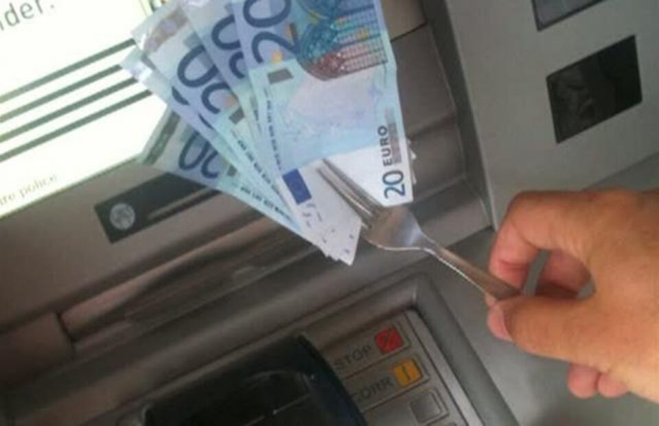 Cu excepția unui caz, când au furat 1.500 de lei, autorii au provocat doar distrugeri bancomatelor în încercarea de a scoate bani. Foto: ziarulatac.ro