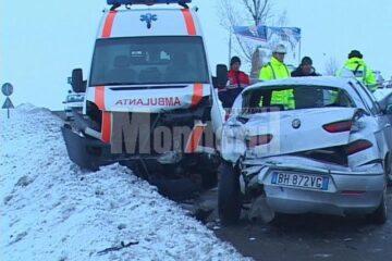 Ambulanța implicată în accident și mașina Alfa Romeo