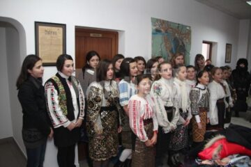 „Grupul de fete” de la Școala Gimnazială Plopeni a colindat ieri redacția Monitorului de Suceava