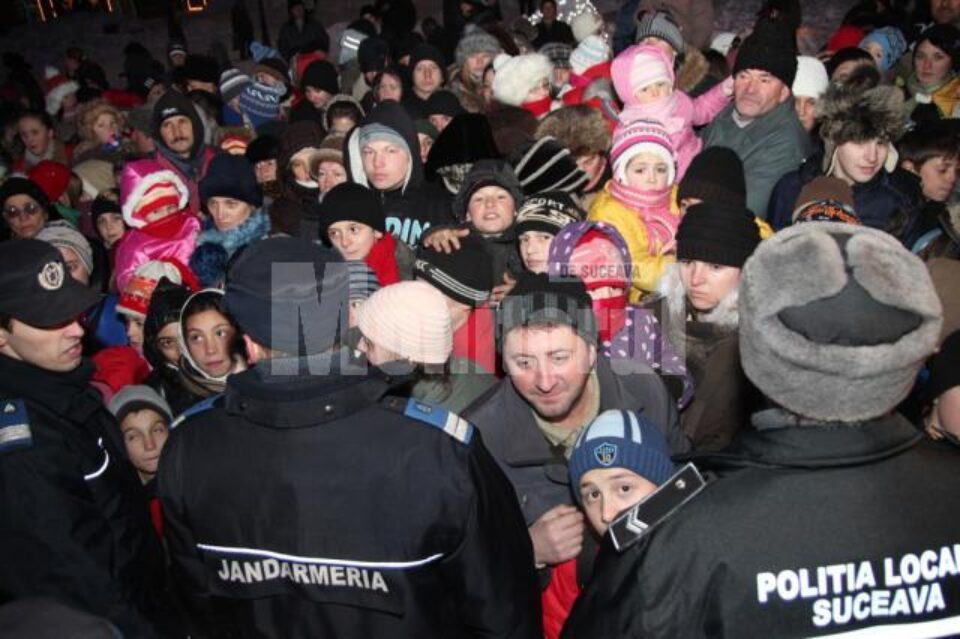 Sute de copii au venit la întâlnirea cu Mos Crăciun, la bradul din Centrul Sucevei
