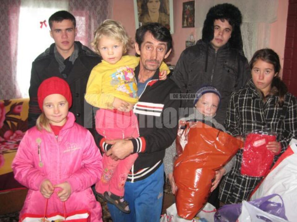 Andrei Bortă (dreapta) și Andrei Lupu (stânga) împreună cu familia Penciuc