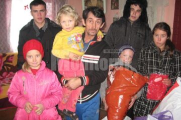 Andrei Bortă (dreapta) și Andrei Lupu (stânga) împreună cu familia Penciuc