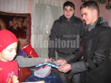 Andrei Bortă (stânga) și Andrei Lupu (dreapta) împreună cu familia Penciuc