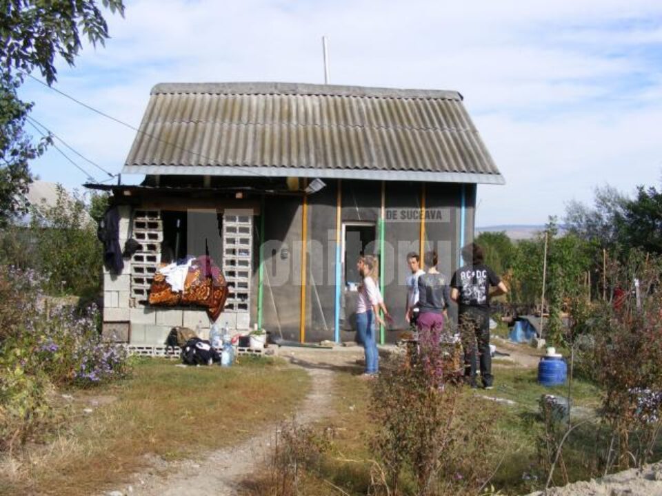 Voluntarii Salvați Copiii au anvelopat căsuța, sa nu mai fie așa de frig