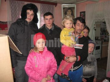 Andrei Bortă (stânga) și Andrei Lupu (dreapta) împreună cu familia Penciuc