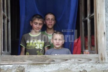 Cei trei frați Pascariu în casa neizolată