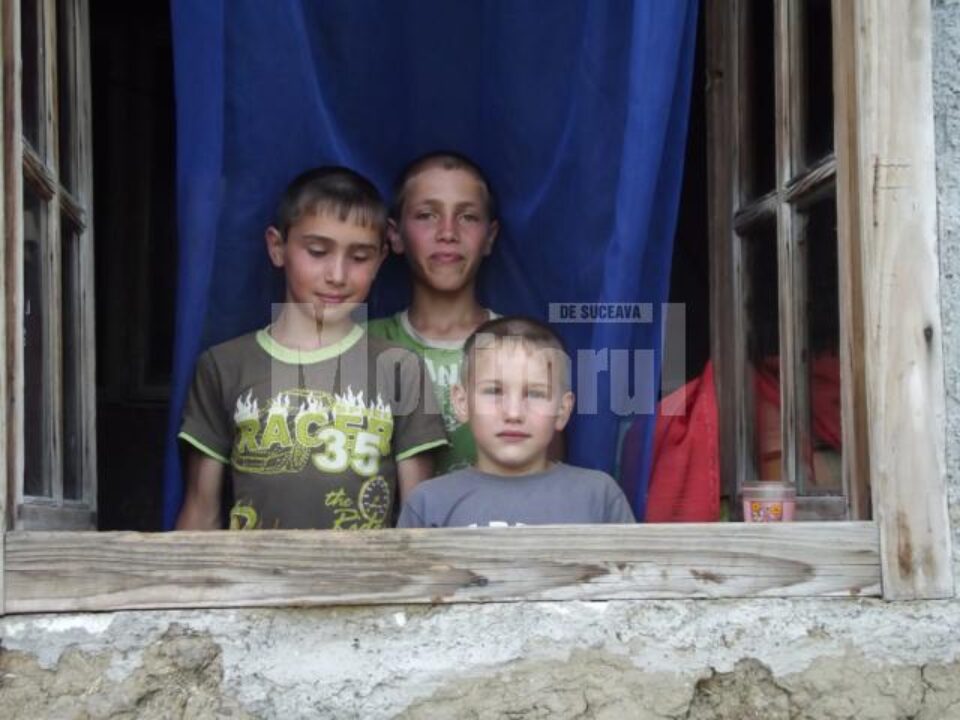 Cei trei frați Pascariu în casa neizolată