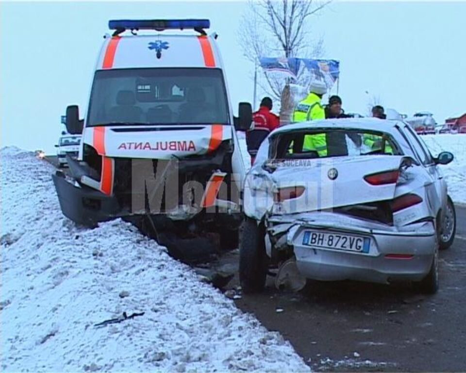 Autoturismul Alfa Romeo, care venea din sens opus, a derapat, s-a rotit pe carosabil și a lovit ambulanța cu partea lateral stânga spate Autoturismul Alfa Romeo, care venea din sens opus, a derapat, s-a rotit pe carosabil și a lovit ambulanța cu partea lateral stânga spate