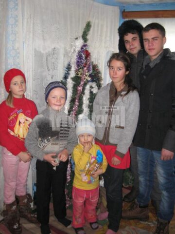 Andrei Bortă (stânga) și Andrei Lupu (dreapta) împreună cu familia Penciuc