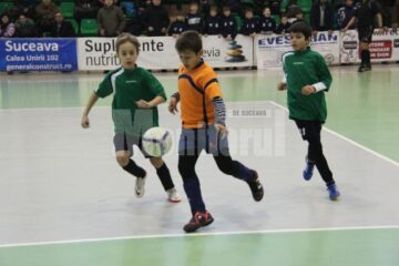 Cea de-a șasea ediție a Cupei Moș Crăciun la fotbal pentru copii a strâns la Suceava nu mai puțin de 500 de copii, care au reprezentat 30 de cluburi din țară și din Republica Moldova