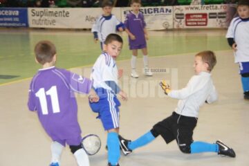 Cea de-a șasea ediție a Cupei Moș Crăciun la fotbal pentru copii a strâns la Suceava nu mai puțin de 500 de copii, care au reprezentat 30 de cluburi din țară și din Republica Moldova