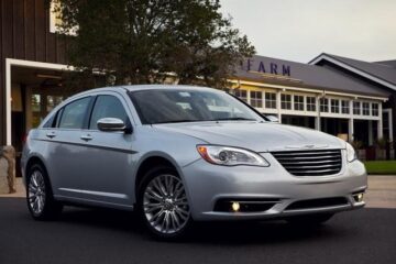 Chrysler lucrează la un sedan cu motor hibrid