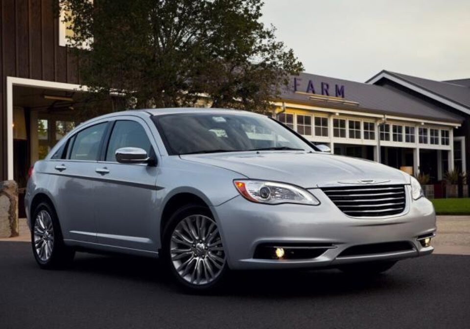 Chrysler lucrează la un sedan cu motor hibrid