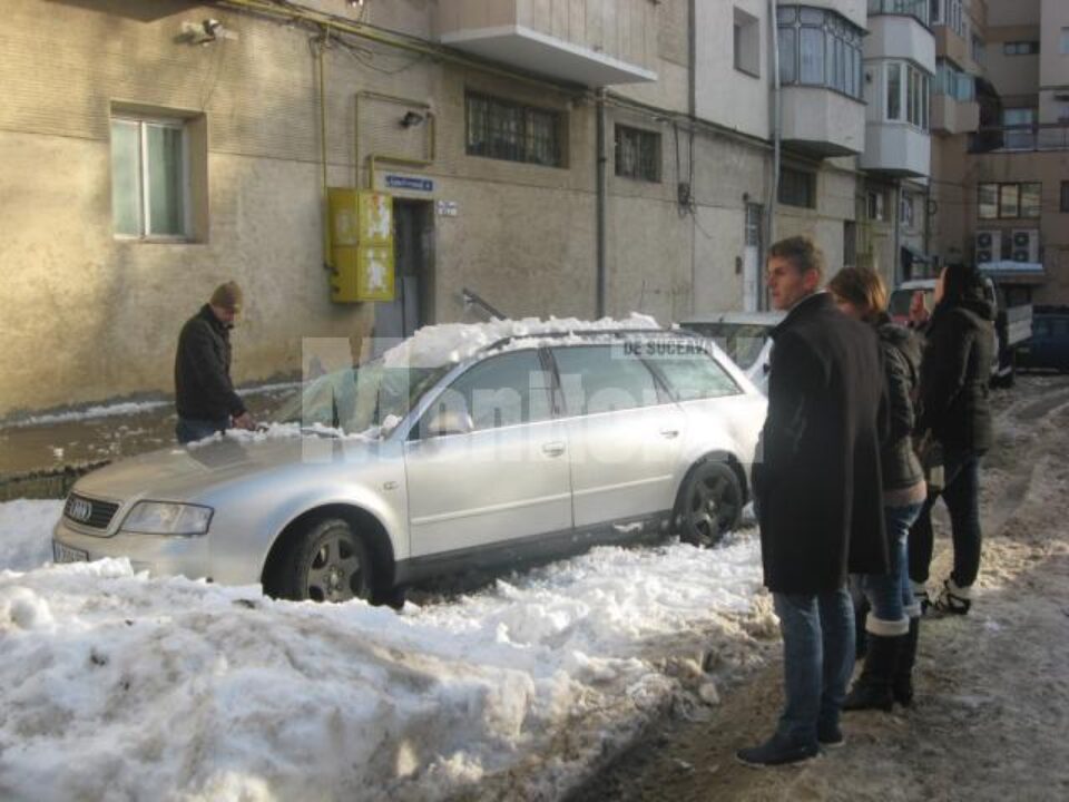 Autoturismul grav avariat de zăpadă
