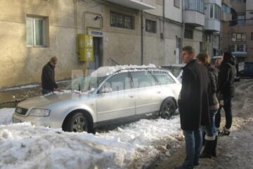 Autoturismul grav avariat de zăpadă
