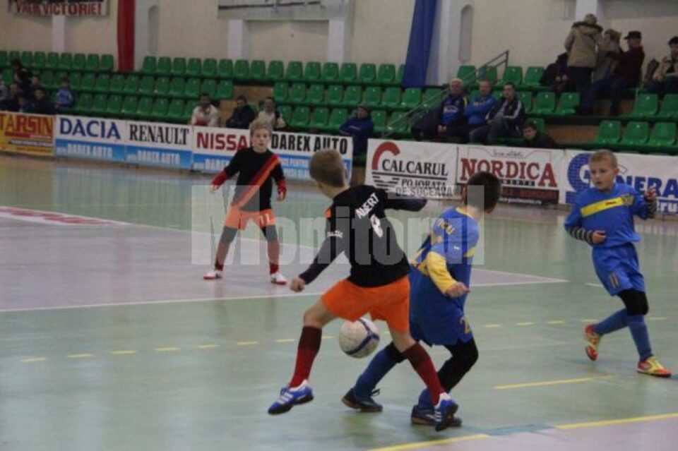 Cea de-a șasea ediție a Cupei Moș Crăciun la fotbal pentru copii a strâns la Suceava nu mai puțin de 500 de copii, care au reprezentat 30 de cluburi din țară și din Republica Moldova