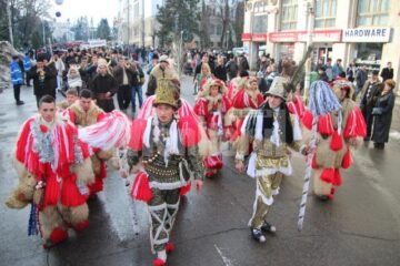 Parada obiceiurilor de iarnă în centrul Sucevei