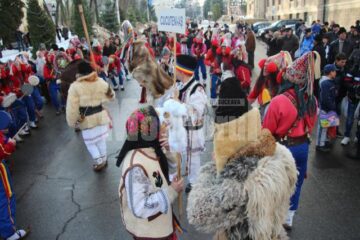Parada obiceiurilor de iarnă în centrul Sucevei