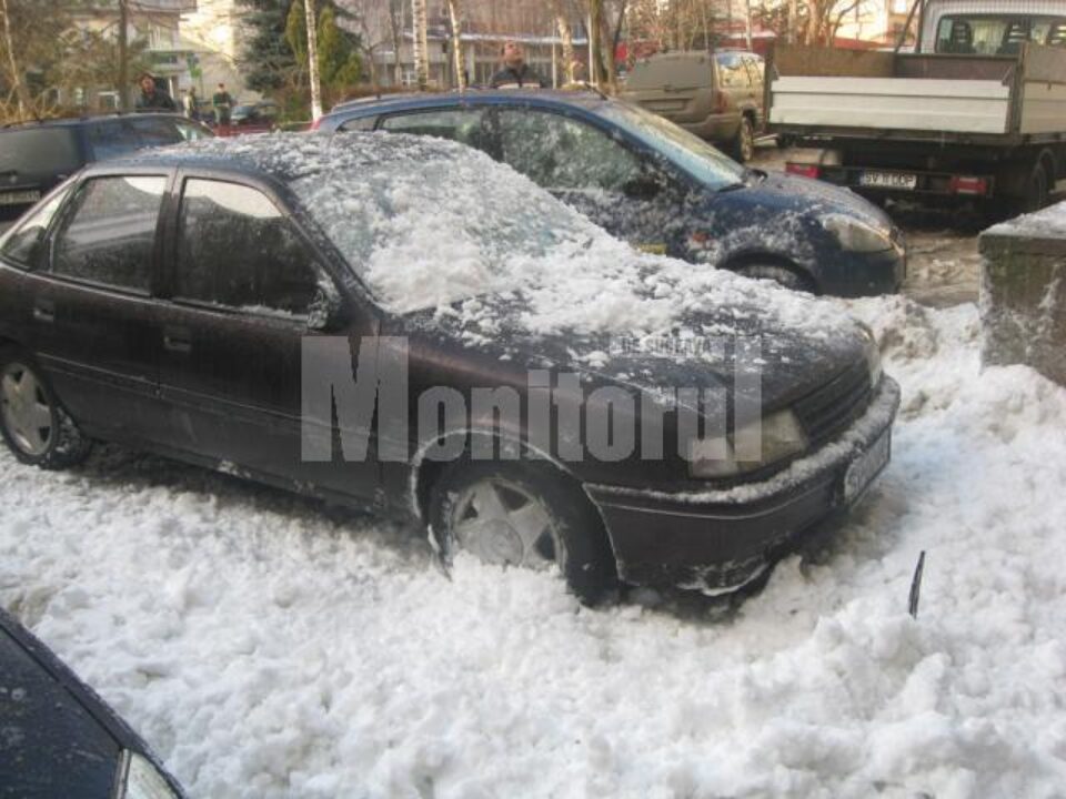 A doua mașină peste care a căzut zăpada de pe același bloc de pe strada Curtea Domnească