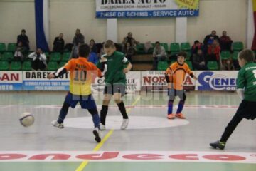 Cea de-a șasea ediție a Cupei Moș Crăciun la fotbal pentru copii a strâns la Suceava nu mai puțin de 500 de copii, care au reprezentat 30 de cluburi din țară și din Republica Moldova
