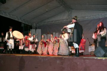 Spectacol de datini și obiceiuri la Fălticeni