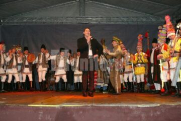 Spectacol de datini și obiceiuri la Fălticeni