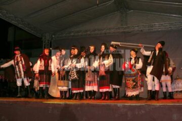Spectacol de datini și obiceiuri la Fălticeni